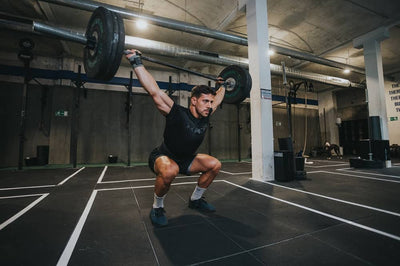 Un atleta de Picsil levantando peso