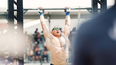Atleta colgado en una barra