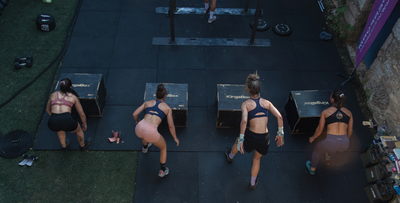 Cuatro atletas mujeres saltando un cajón