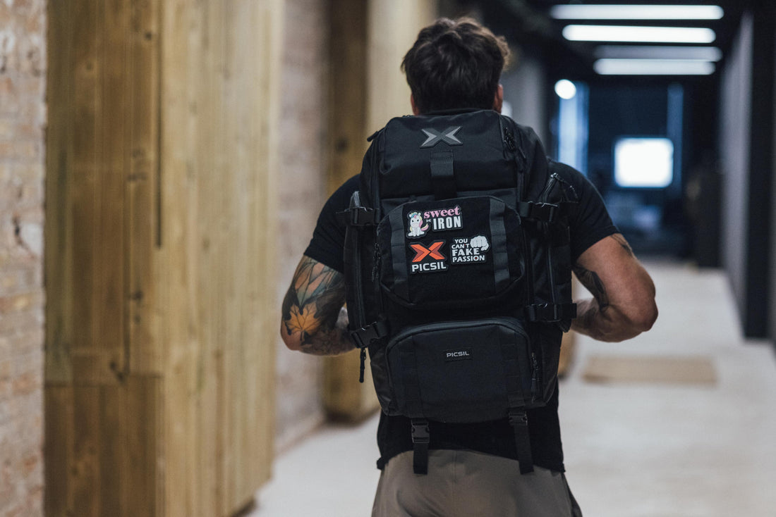 Un chico de espaldas con la Mochila Táctica PICSIL 2022