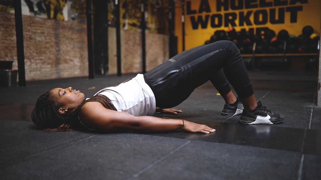 Una chica hace un glute bridge