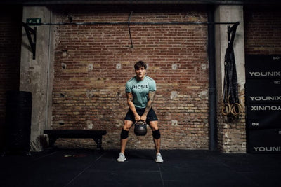 Atleta PICSIL haciendo sentadillas con Kettlebell