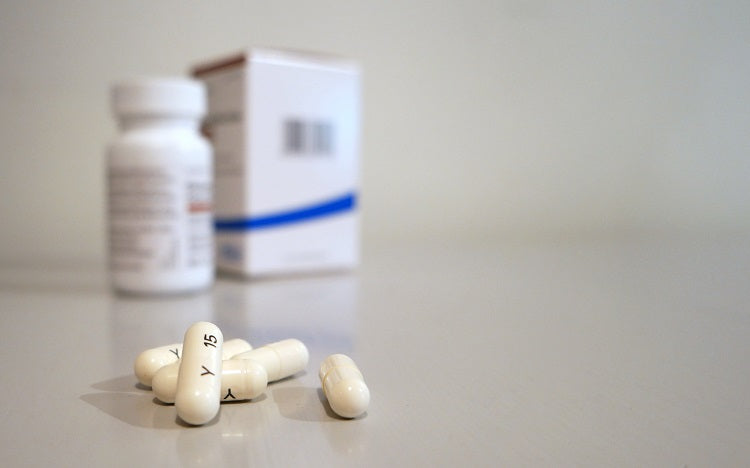 Capsulas de bcaa delante de una caja