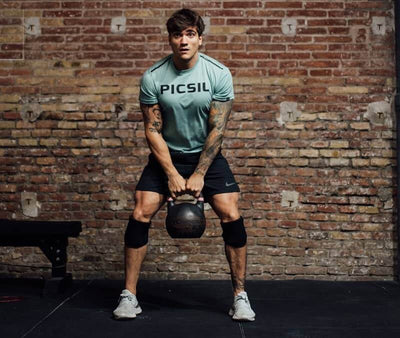 Un atleta de Picsil haciendo kettlebell swing de crossfit