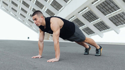 Atleta masculino haciendo una plancha